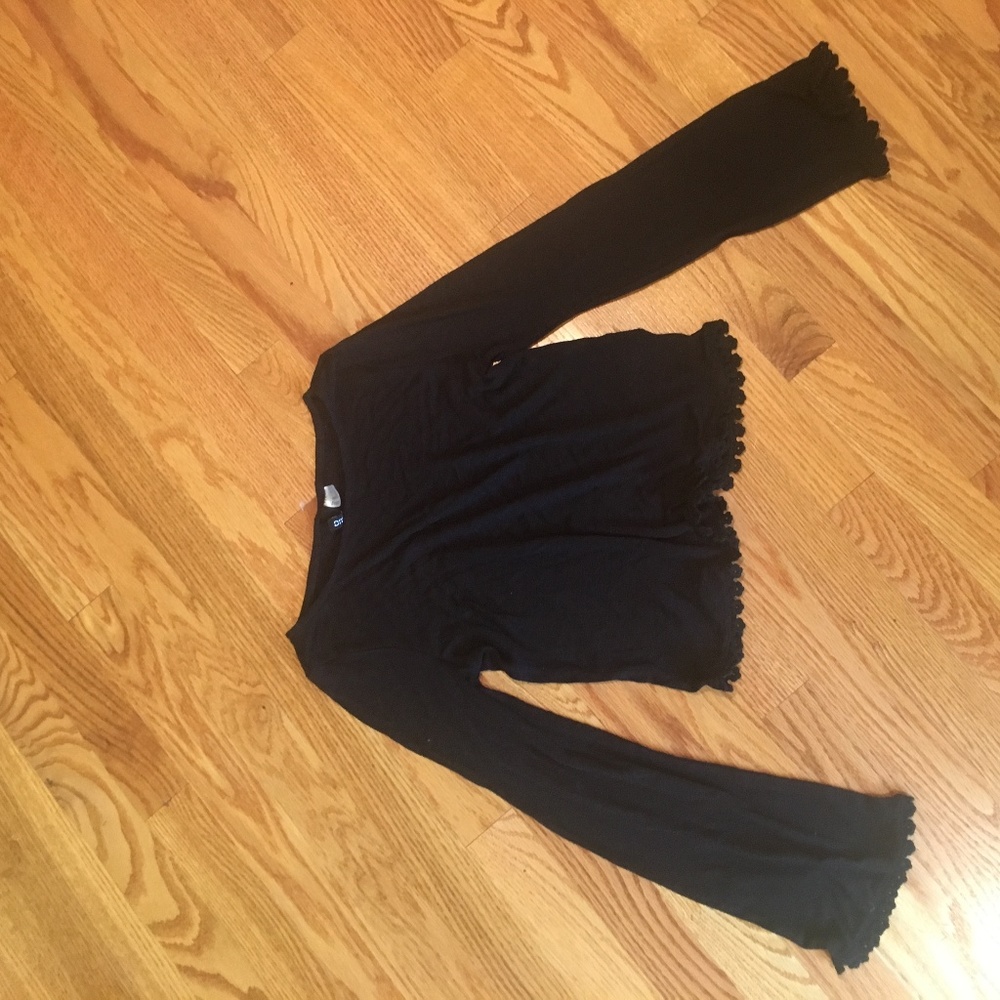 cropped long sleeve black top with flowy sleeves